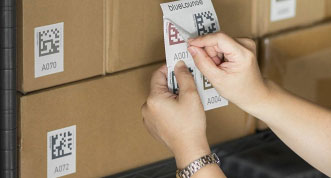 Наклеивание этикеток с КМ